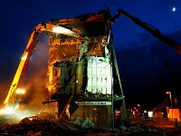 An mehreren Tagen wurde das am 3. September 2015 durch Brandstiftung vernichtete Möbelhaus Krebs abgerissen